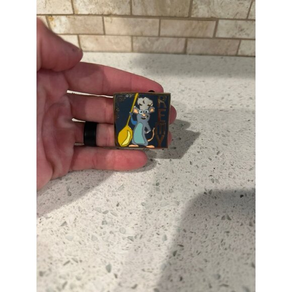 Remy Ratatouille With Yellow Spoon Disney Pin 110587 - Picture 1 of 2